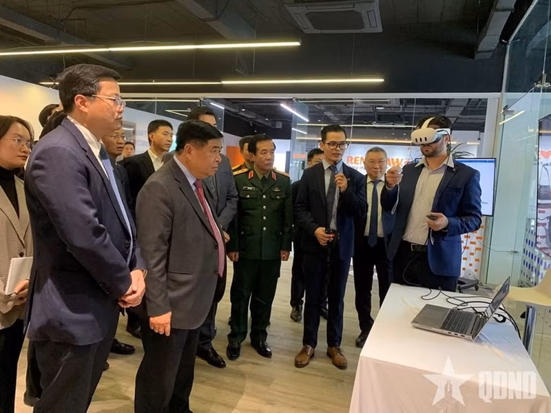 El viceprimer ministro vietnamita Nguyen Chi Dung en la inauguración del Centro de Investigación y Desarrollo (I+D) y el Centro de Excelencia (COE) en IA y gemelos digitales en el Centro de Innovación Nacional (NIC) (Foto: qdnd.vn)