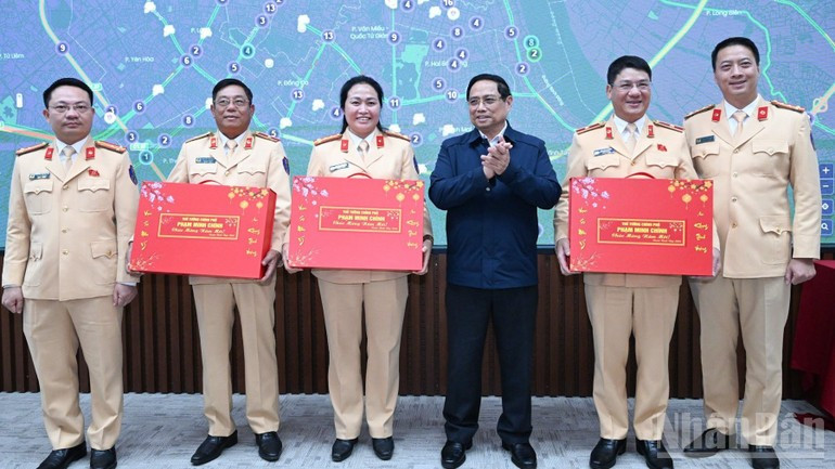 El primer ministro Pham Minh Chinh entrega regalos y extiende saludos deL Tet a las fuerzas de policía de tránsito. (Foto: Nhan Dan)