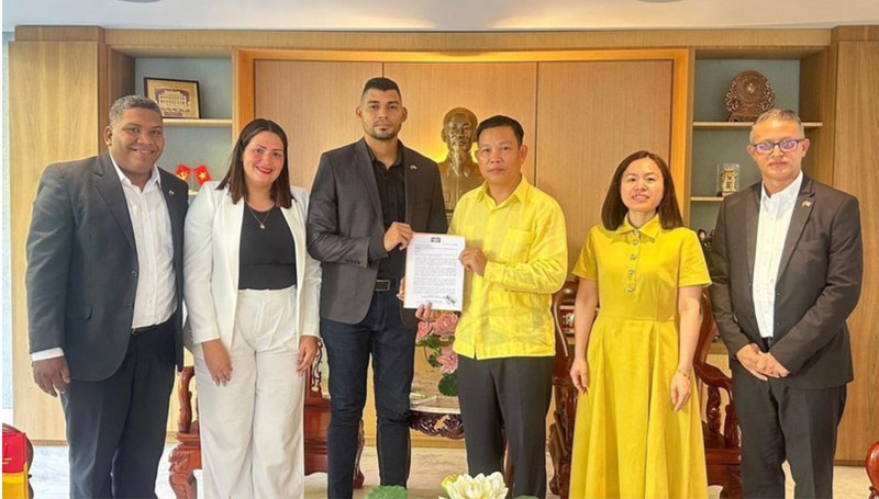 El embajador de Vietnam en Venezuela, Vu Trung My, recibe a dirigentes del Partido ENAMORATE para felicitar el éxito del XIV Congreso. Foto: Embajada de Vietnam en Venezuela