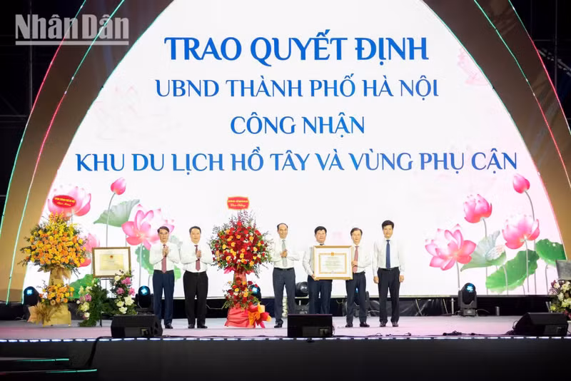 El viceministro de Cultura, Deportes y Turismo Nguyen Huy Dung entrega una decisión que reconoce al Lago del Oeste y sus alrededores como zona turística, contribuyendo así a crear un atractivo para el desarrollo de la capital.