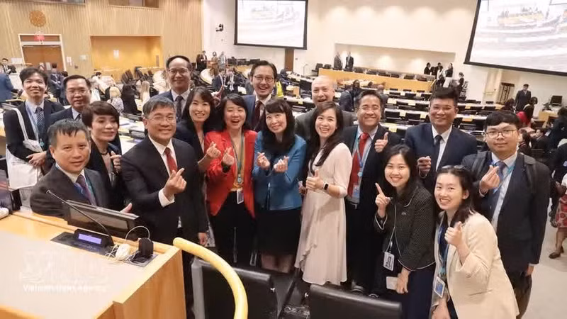 Delegación vietnamita en la votación al juez del Tribunal Internacional del Derecho del Mar (ITLOS) para el periodo 2026-2035. (Foto: VNA)