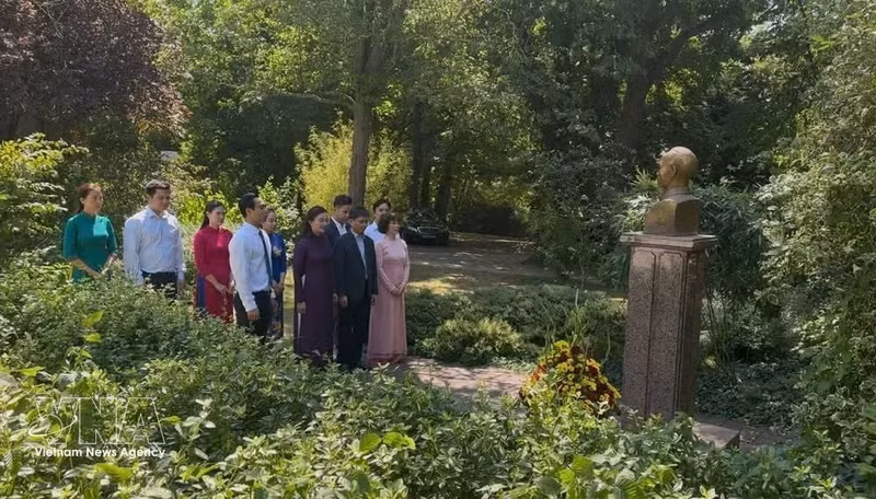 La delegación del sitio histórico rindieron homenaje y colocaron ofrendas florales ante el Monumento al Presidente Ho Chi Minh en el Parque Montreau (Foto: VNA)