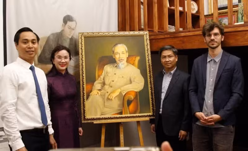 La delegación de Zona de Reliquias del Presidente Ho Chi Minh en el Palacio Presidencial y el director del Museo de Historia Viva. (Foto: VNA)