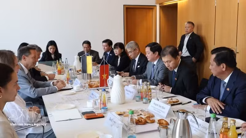 En la reunión entre la delegación vietnamita y el secretario de Estado del Ministerio de Economía de Baden-Württemberg, Thomas Dörflinger. (Foto: VNA)
