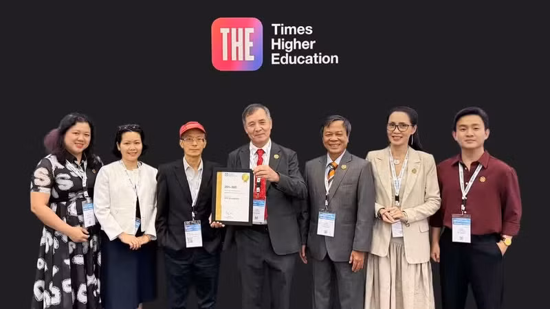 Directivos de la Universidad FPT en el acto de anuncio de los resultados del THE Impact Rankings 2026 en Indonesia. (Foto: FPTU)