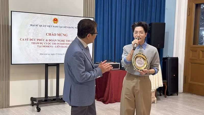 El embajador de Vietnam en Rusia, Dang Minh Khoi, y el joven cantante Duc Phuc. (Foto: Nhan Dan)