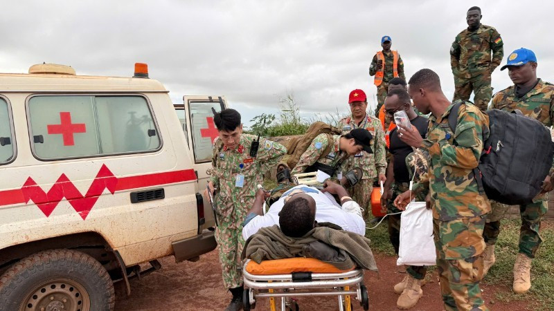 El Hospital de campaña de nivel 2 de Vietnam salva con éxito a un paciente en estado crítico en Sudán del Sur.