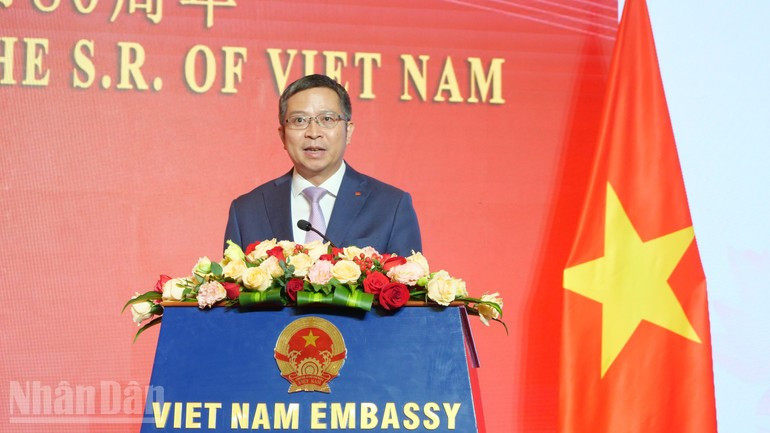 El embajador vietnamita en China, Pham Thanh Binh, habla en la cita. (Foto: Nhan Dan)