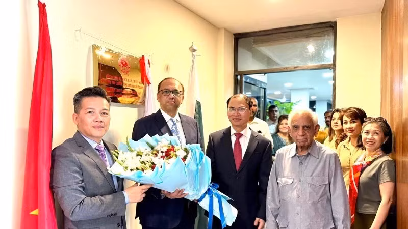 El embajador vietnamita en Pakistán, Pham Anh Tuan, felicita a Rizwan Fareed, cónsul honorario de Vietnam en la ciudad de Lahore. (Foto: Embajada de Vietnam en Pakistán)