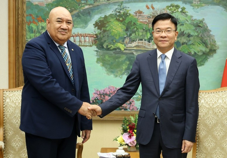 El viceprimer ministro vietnamita Le Thanh Long recibe a Saia Ma’u Piukala, director de la Región del Pacífico Occidental de la OMS (Foto: VNA)
