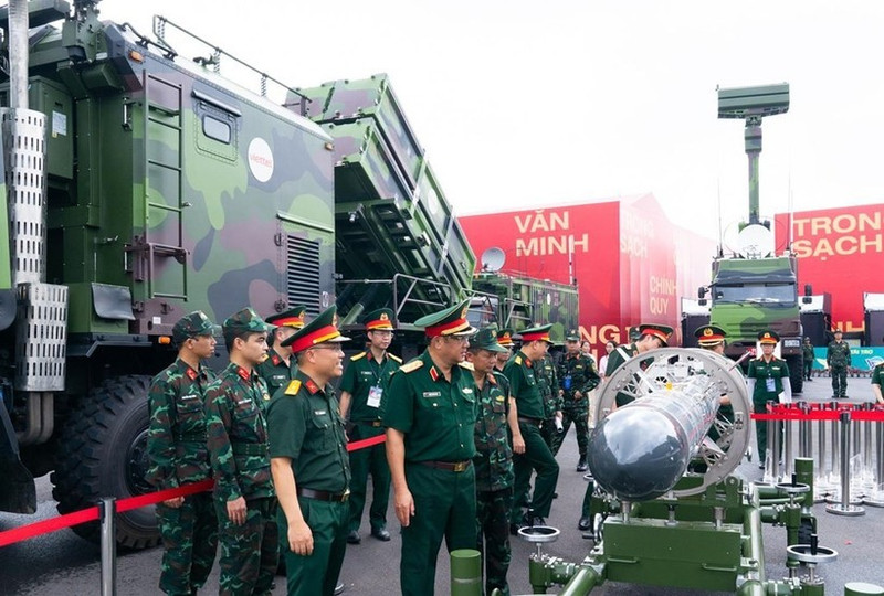 Vietnam exhibe equipos militares modernos en Exposición de Logros Nacionales