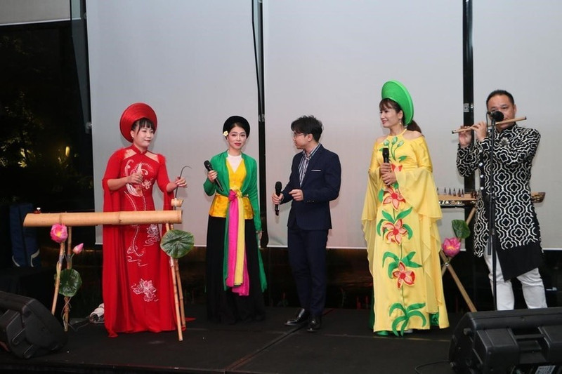 Una de las actuaciones artísticas en el evento. (Foto: VNA)