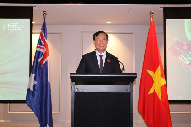 El coronel general Le Tan Toi, jefe de la Comisión de Defensa, Seguridad y Relaciones Exteriores de la Asamblea Nacional de Vietnam, habla en el evento. (Foto: VNA)
