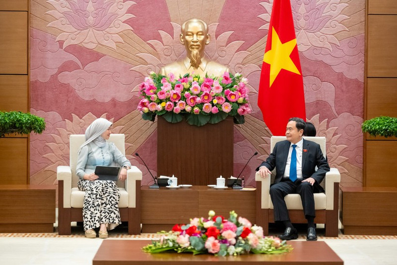 El presidente de la Asamblea Nacional de Vietnam, Tran Thanh Man, recibe a la secretaria general de la Asamblea Interparlamentaria de la Asean, Siti Rozaimeriyanty Dato Haji Abdul Rahman (Foto: Nhan Dan)