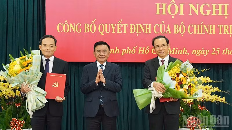 El miembro del Buró Político y permanente del Secretariado del Comité Central del PCV, Tran Cam Tu, entrega las decisiones del Buró Político a Tran Luu Quang y Nguyen Van Nen (Foto: Nhan Dan)