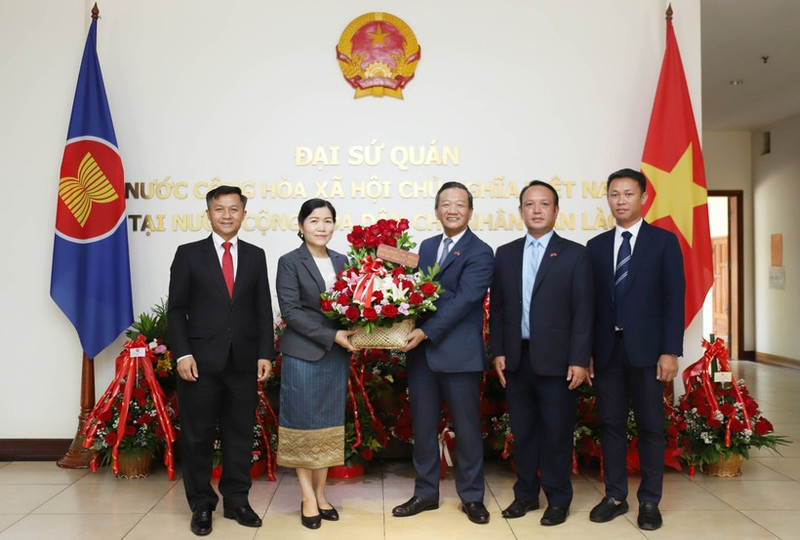 El Ministerio de Finanzas de Laos y el Comité de Cooperación Laos-Vietnam entregan flores al embajador vietnamita en Vientián, Nguyen Minh Tam, para felicitarlo por el 80º Día Nacional de Vietnam. (Foto: VNA)