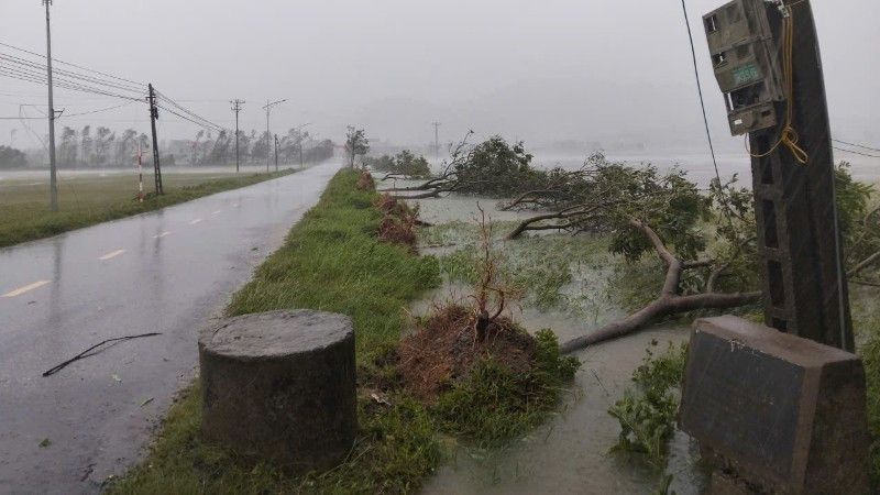 Tifón Kajiki toca tierra causando graves daños en el centro y norte de Vietnam