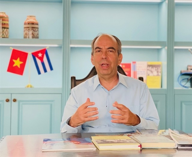 El embajador de Cuba en Vietnam, Rogelio Polanco Fuentes, en la entrevista. (Foto: VNA)
