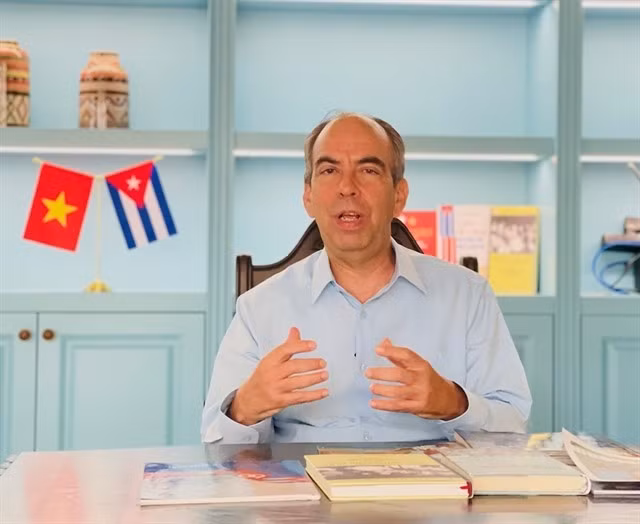 El embajador de Cuba en Vietnam, Rogelio Polanco Fuentes, en la entrevista. (Foto: VNA)