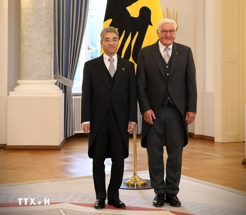 El presidente de Alemania, Frank-Walter Steinmeier y el embajador de Vietnam en Berlín, Nguyen Dac Thanh. (Foto VNA)
