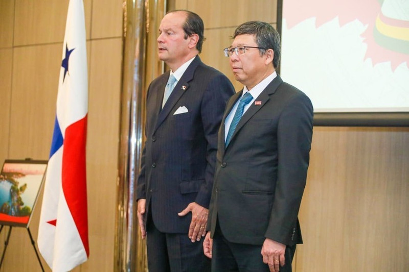 El ministro de Relaciones Exteriores de Panamá, Javier Martínez-Acha Vásquez, y el embajador de Vietnam en México, concurrente en Panamá, Nguyen Van Hai. (Foto: VNA)