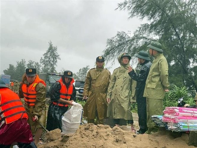 El viceprimer ministro Tran Hong Ha y su delegación inspeccionaron el refuerzo del dique de Hoi Thong en la comuna de Dan Hai, provincia de Ha Tinh. (Foto: VNA)