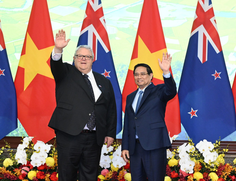 El primer ministro vietnamita, Pham Minh Chinh, y el presidente de la Cámara de Representantes de Nueva Zelanda (Parlamento), Gerry Brownlee. (Foto: Nhan Dan)