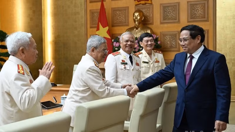 El primer ministro Pham Minh Chinh en el encuentro con la delegación de la Policía enviada al frente del Sur (Foto: Nhan Dan)