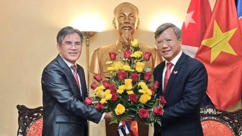 El embajador de Laos en Cuba, Vanhtha Sengmeuang, felicita a su par vietnamita. (Foto: Embajada de Vietnam en Cuba)