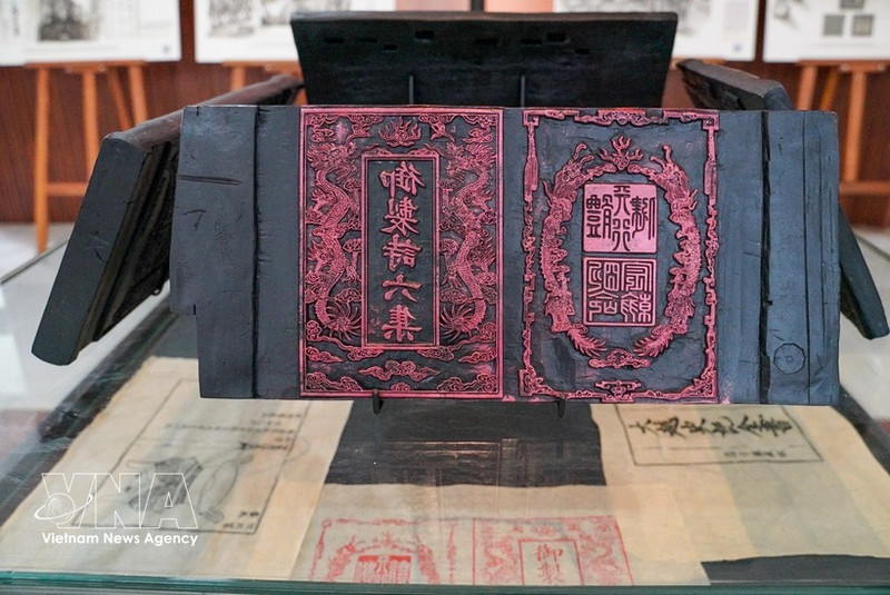 Un grabado en madera de la dinastía Nguyen, inscrito por la Unesco como Patrimonio Documental Mundial de Vietnam, se exhibe en el espacio expositivo. (Foto: VNA)