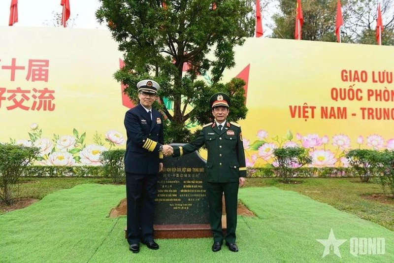 El ministro de Defensa de Vietnam, Phan Van Giang, y su homólogo chino, Dong Jun. (Foto: qdnd.vn)