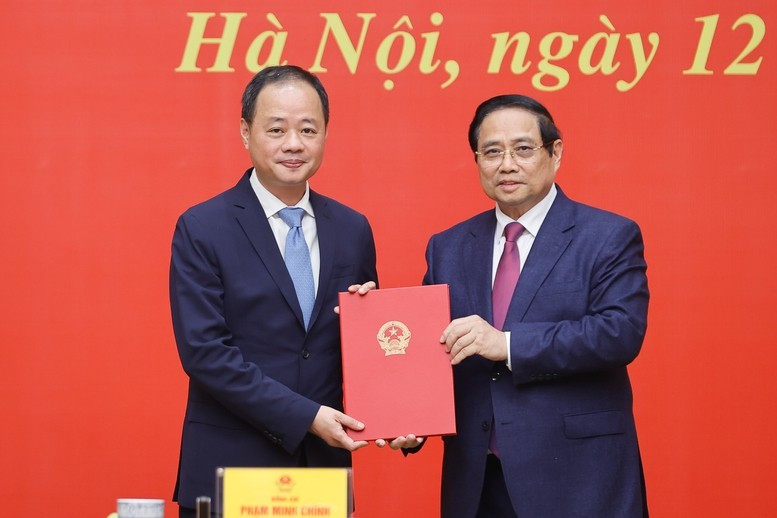 El primer ministro de Vietnam, Pham Minh Chinh, entrega la decisión al nuevo presidente de la Academia de Ciencia y Tecnología, Tran Hong Thai. (Foto: VGP)