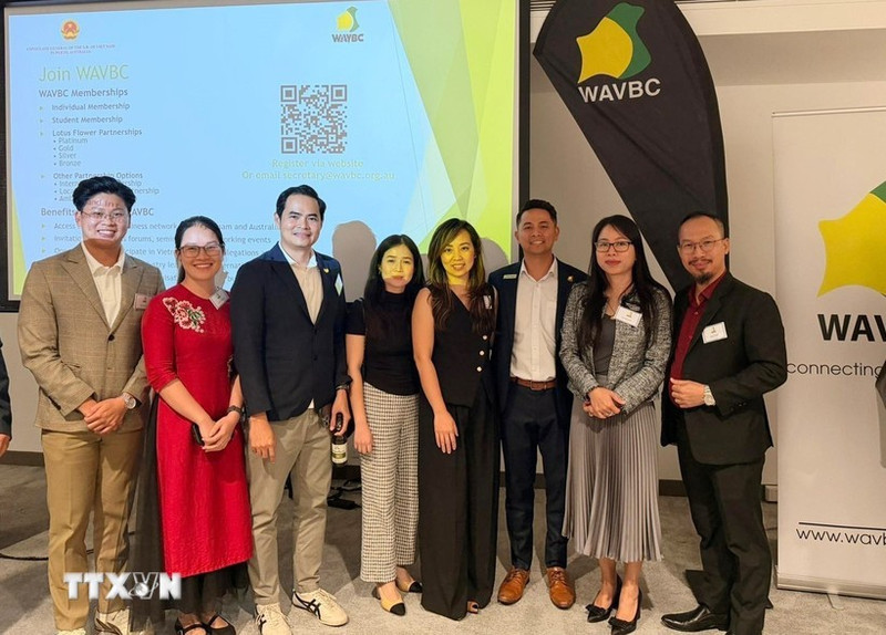 La cónsul general de Vietnam en Perth, Nguyen Thanh Ha, (segunda derecha), y participantes en el foro. (Foto: VNA)