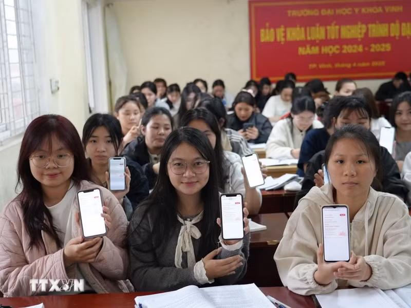 La información de los estudiantes de la Universidad de Medicina de Vinh se actualiza a través de la aplicación VNeID. (Foto: VNA)