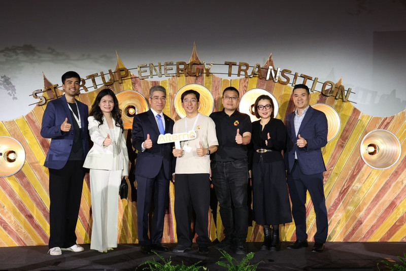 El embajador de Vietnam en Alemania, Nguyen Dac Thanh (tercero desde la izquierda), posa para una foto con Hai Ho y Nam Nguyen, los dos cofundadores de Alterno. (Foto: VNA)