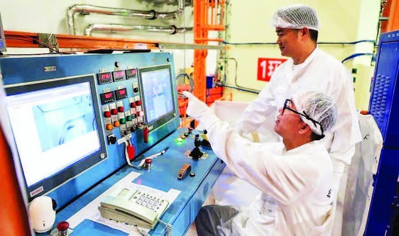 Los ingenieros operan en una central nuclear en Guangdong, China. (Foto: Xinhua)