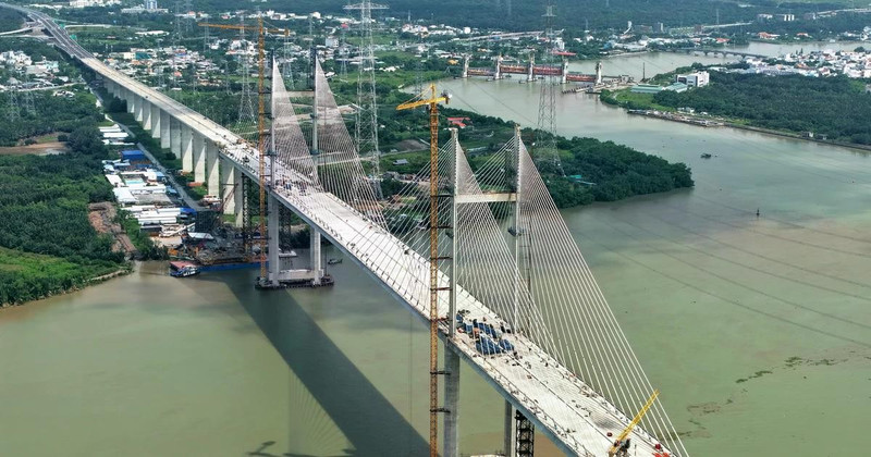 Construcción del puente Binh Khanh en el lado de la comuna de Binh Khanh, Ciudad Ho Chi Minh. (Foto: VNA)