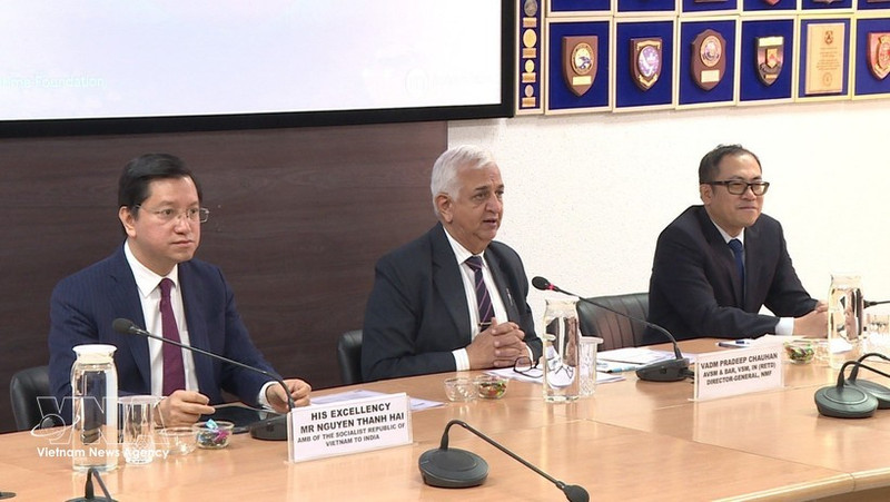 El embajador de Vietnam en India, Nguyen Thanh Hai, (izquierda) y el vicealmirante Pradeep Chauhan, director general de la Fundación Marítima Nacional de la India (centro), en el evento. (Foto: VNA)