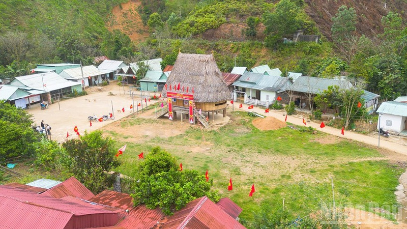 La casa tradicional Guol de la aldea R’Cung, comuna de Avuong, es elegida como centro de votación.