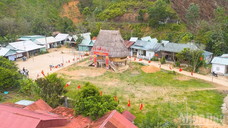 La casa tradicional Guol de la aldea R’Cung, comuna de Avuong, es elegida como centro de votación.