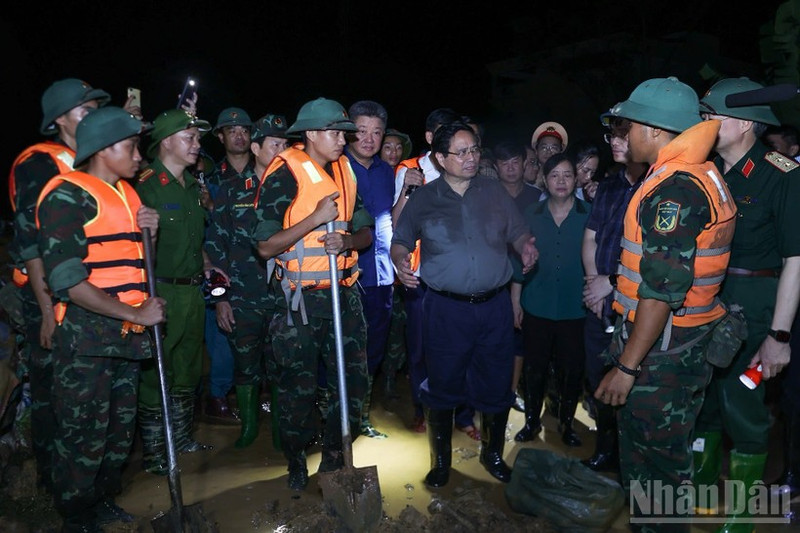 El primer ministro Pham Minh Chinh inspecciona las labores de respuesta ante las lluvias e inundaciones en las comunas de Trung Gia y Da Phuc.(Foto: Nhan Dan)