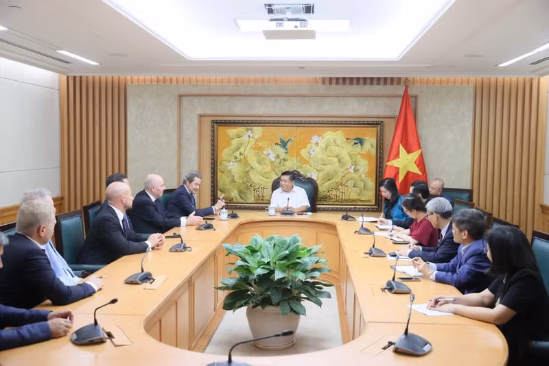 El viceprimer ministro de Vietnam Nguyen Chi Dung recibe a la delegación de la Asociación de Amistad Alemania-Vietnam. (Foto: VNA)