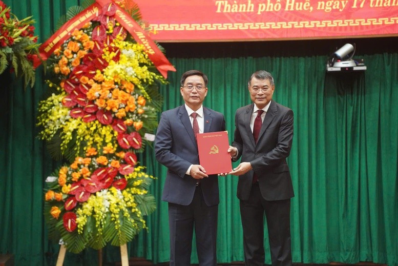 Le Minh Hung, miembro del Buró Político, secretario del Comité Central del PCV y jefe de su Comisión de Organización, felicita a Nguyen Dinh Trung (Foto: VGP)