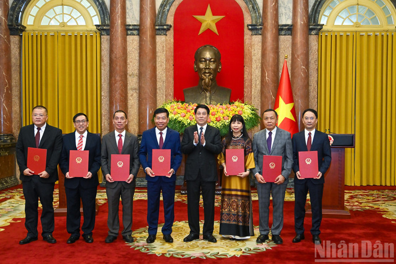 El presidente Luong Cuong posa una foto con los embajadores nombrados. (Foto: Nhan Dan)