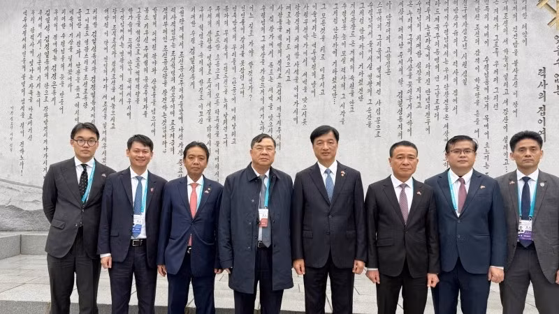 El miembro del Buró Político, secretario del Comité Central del Partido Comunista de Vietnam y jefe de su Comisión de Control Disciplinario, Nguyen Duy Ngoc, y otros delegados visitan el Museo Fundacional del Partido del Trabajo de Corea. (Foto: Nhan Dan)