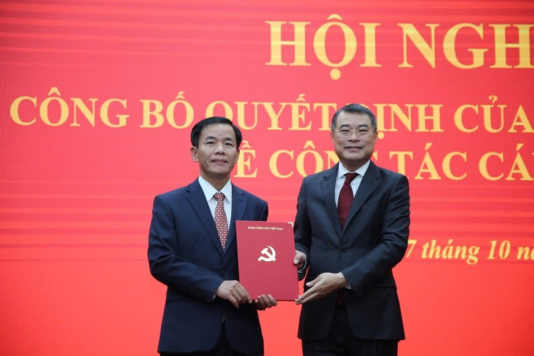 El miembro del Buró Político, secretario del Comité Central del PCV y jefe de su Comisión de Organización, Le Minh Hung (derecha), entrega la decisión a Nguyen Van Phuong. (Foto: GP)