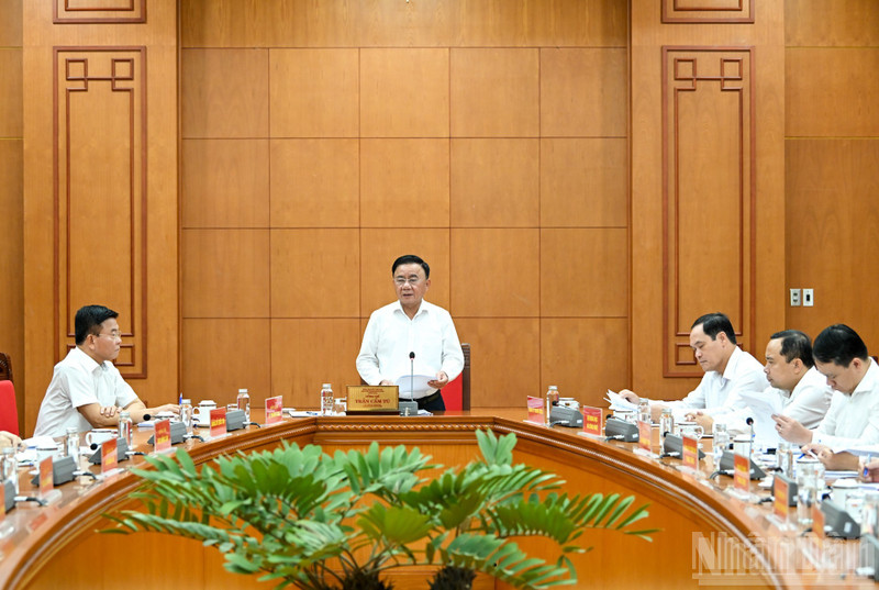 El miembro del Buró Político e integrante permanente del Secretariado del Comité Central del Partido Comunista de Vietnam (PCV), Tran Cam Tu, habla en la cita (Foto: Nhan Dan)