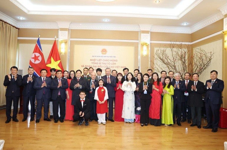 El secretario general del Partido Comunista de Vietnam, To Lam, junto con una delegación de alto nivel, visita la Embajada de Hanói en Pyongyang. (Foto: VNA)