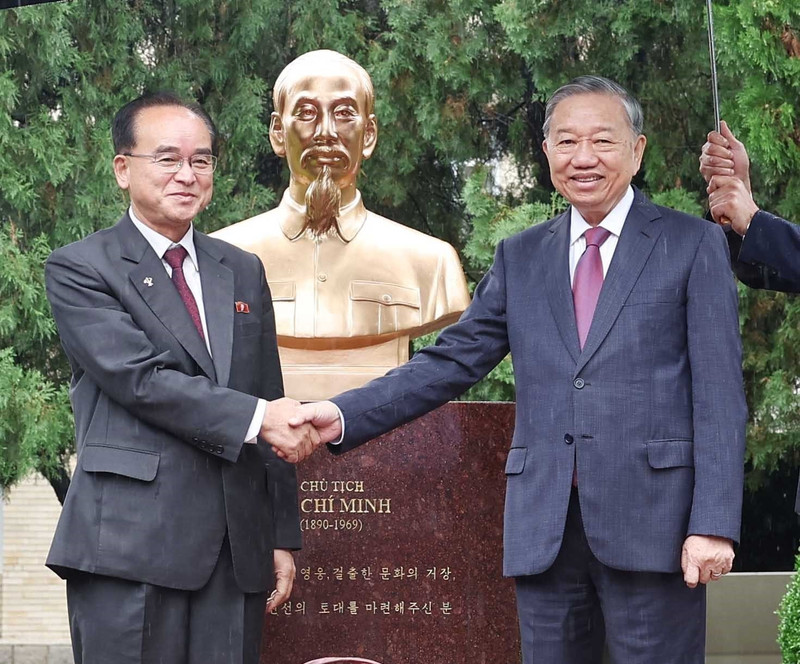 El secretario general del Partido Comunista de Vietnam, To Lam, (derecha) y Cho Yong Won, secretario del Comité Central del Partido del Trabajo de Corea y jefe su Comisión de Organización. (Foto: VNA) 