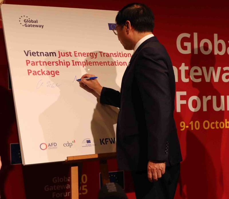 El viceprimer ministro vietnamita Bui Thanh Son firma en la ceremonia para anunciar el paquete de apoyo de 430 millones de euros para el Proyecto hidroeléctrico de almacenamiento por bombeo de Bac Ai, uno de los proyectos clave dentro de la Asociación de Transición Energética Justa (JETP) de Vietnam. (Foto: VNA)